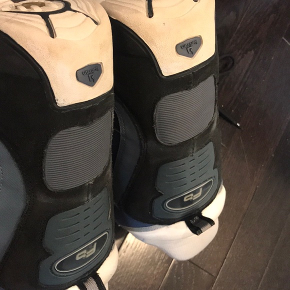 Burton Women’s Freestyle Snowboard boots - Picture 5 of 8